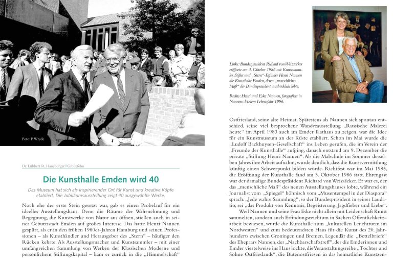Aufschlagseite eines Vorberichts im Ostfreeslandkalender 2026 zum 40. Geburtstag der Kunsthalle Emden (im April 2026). Schwarz-weiße Fotografie einer Menschenmenge vor einem Gebäude mit vielen Personen. Vorne: Richard von Weizsäcker und Henri Nannen, 1986.
