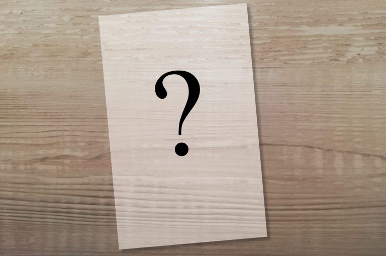 Mit welchem Projekt oder welcher Veröffentlichung geht es weiter? Hölzerner Hintergrund mit einer rechteckigen Fläche, auf der ein schwarzes Fragezeichen prangt.