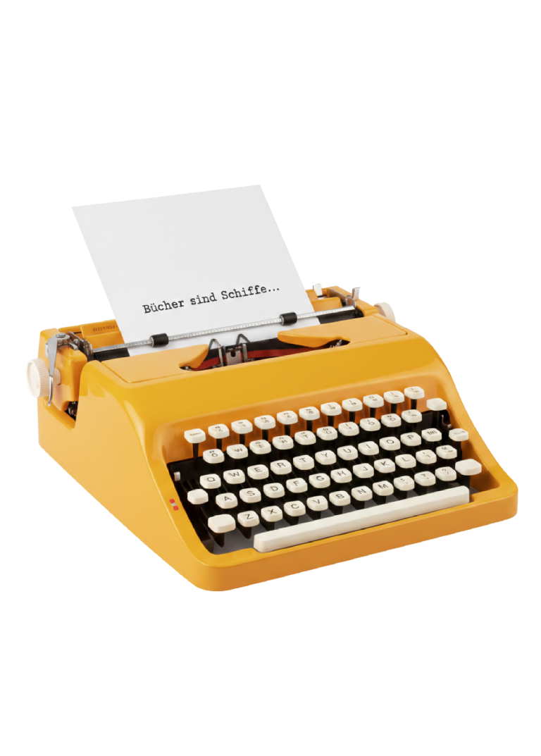 Schmuckstück einer historischen Schreibmaschine. Alte gelb-orange Schreibmaschine mit weißem Papier, auf dem 'Bücher sind Schiffe...' steht.